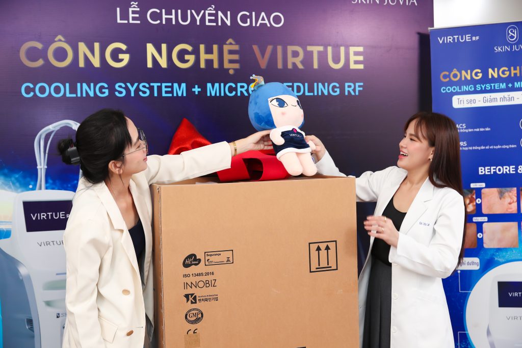 BS. Lê Nguyễn Tường Vy (phải) và Ms. Trương Mỹ Hoa (trái) cùng unbox máy Virtue RF