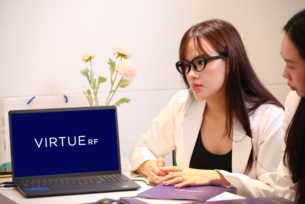 BS. Lê Nguyễn Tường Vy trong buổi training Công nghệ Virtue Microneedling RF vs Cooling System