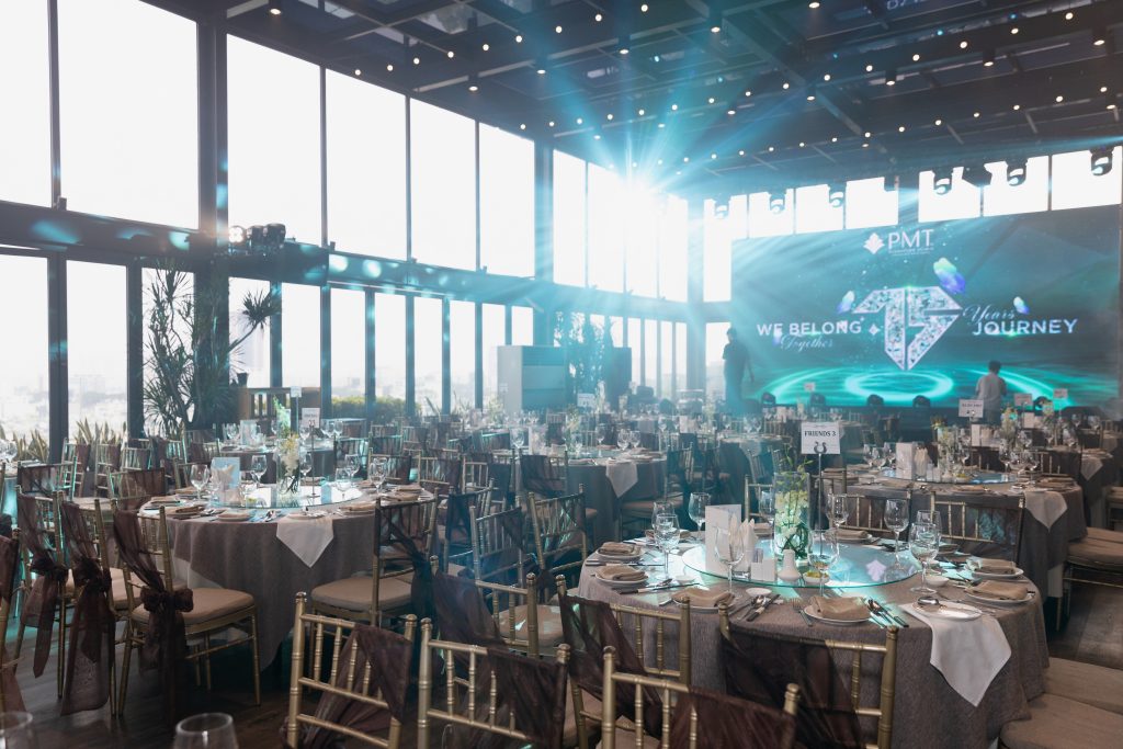 Không gian chuyên nghiệp, trang trọng toàn cảnh sự kiện 15 Years One Vision do BS CKII Phạm Minh Trường và PMT Signature Clinic tổ chức