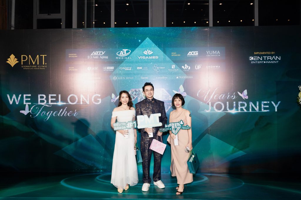 Đại diện Cyspera – Bà Trương Phương Mai và Bà Dương Hoàng Ngọc Trâm – chụp ảnh kỷ niệm cùng BS CKII Phạm Minh Trường tại sự kiện ‘15 Years One Vision’