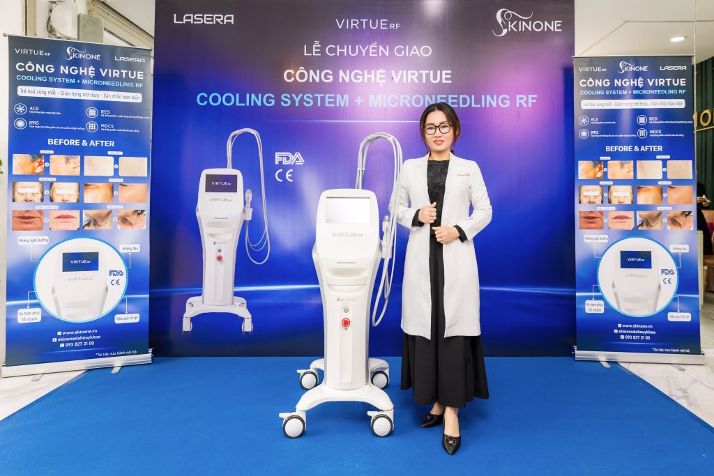 BSCKI. Đặng Thị Minh Châu - Giám Đốc chuyên môn Phòng khám Da liễu SkinOne chụp cùng máy Virtue Microneedling RF thế hệ mới