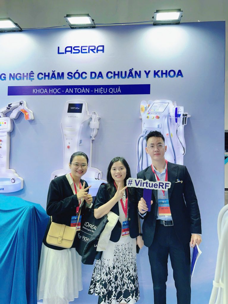 Khách hàng ghé quầy giao lưu cùng Lasera tại NCAD9 2026