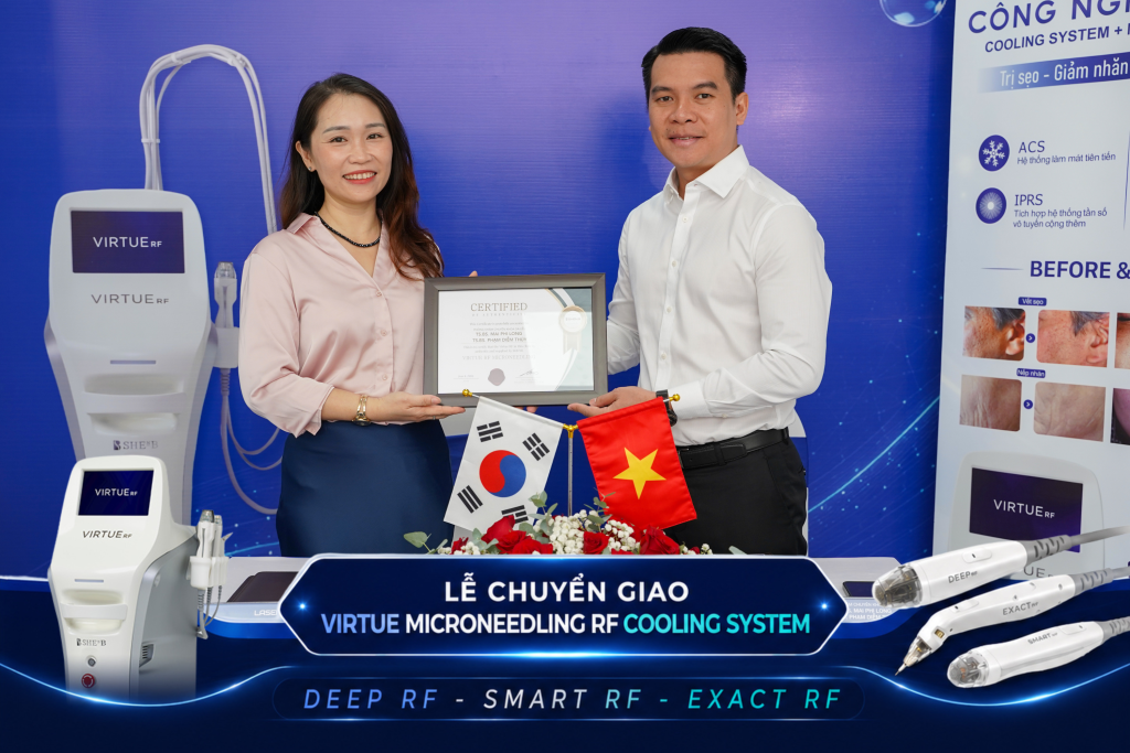 TS.BS Mai Phi Long và đại diện Virtue RF Microneedling tại buổi lễ chuyển giao