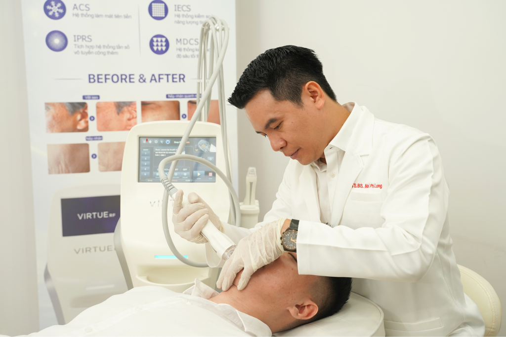 TS.BS Mai Phi Long thực hiện thủ thuật với tay cầm DEEP của thiết bị Virtue RF Microneedling