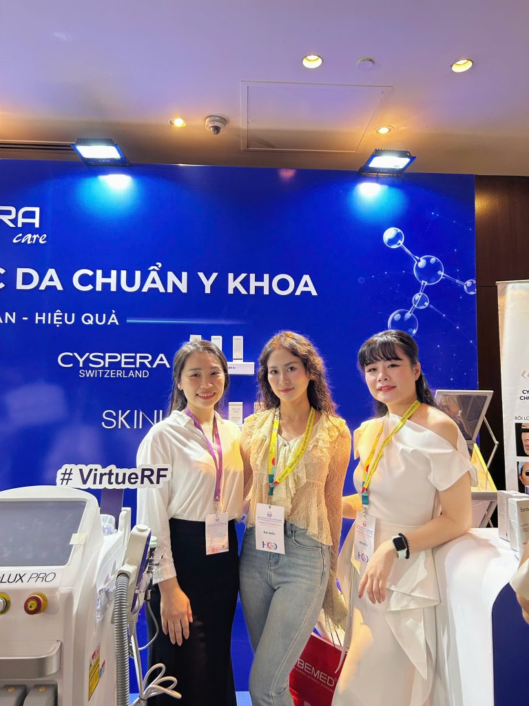 Quý Bác sĩ ghé thăm gian hàng trao đổi và giao lưu kiến thức ngành