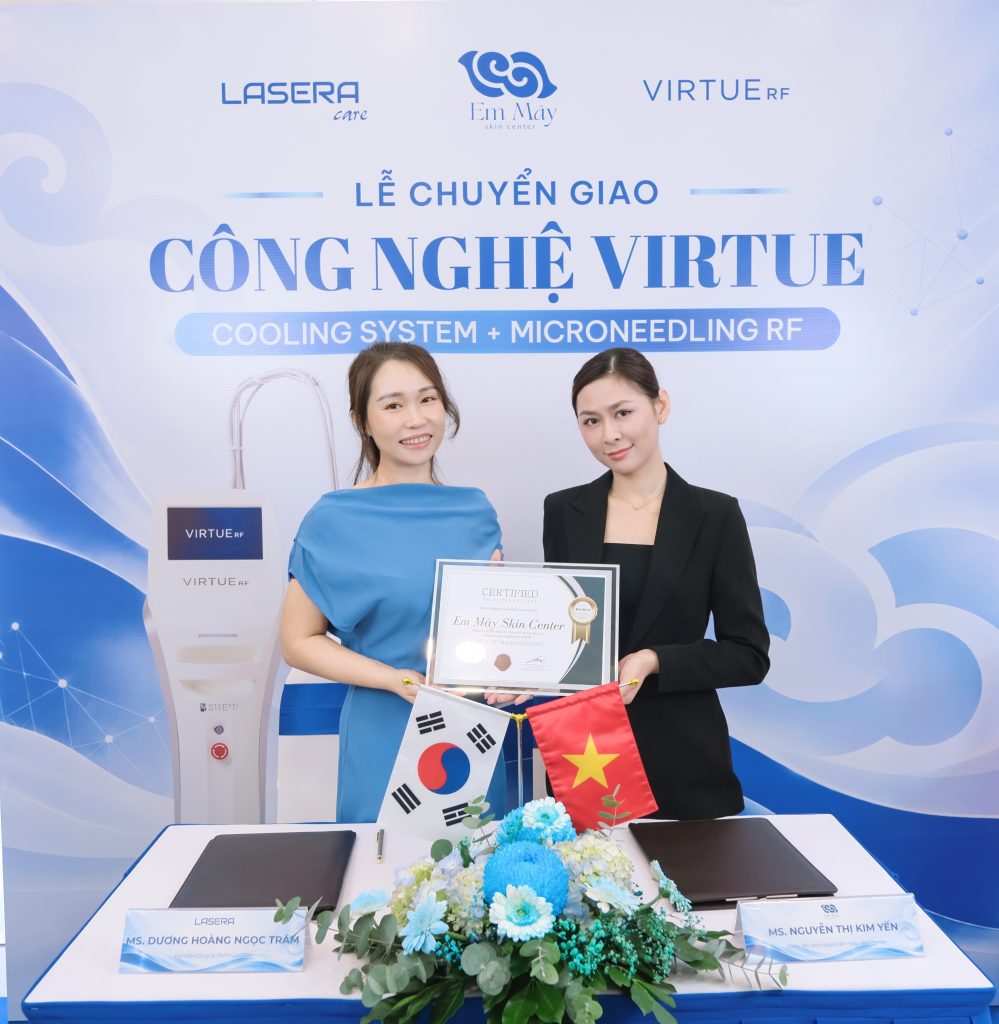 Khoảnh khắc trao chứng nhận chuyển giao Virtue RF COOLING SYSTEM + MICRONEEDLING RF cho Em Mây Skin Center.